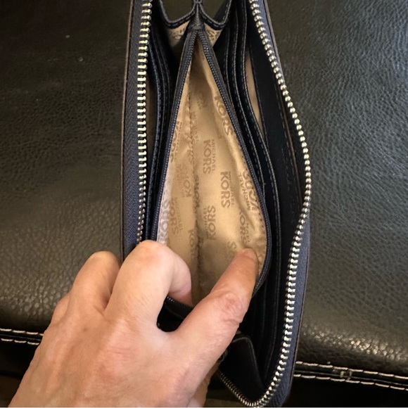 Michael Kors Jet Set Zip Wallet - Picture 10 of 11